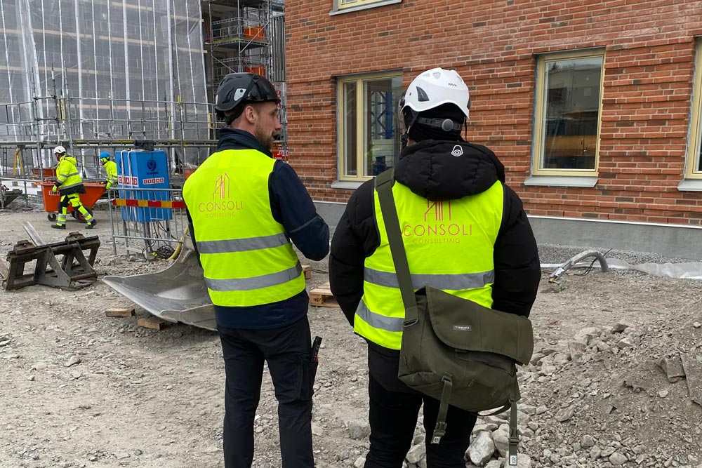 Byggkonsulter som diskuterar vid ett byggnadsprojekt