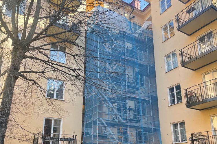 Närbild på renovering av fasad